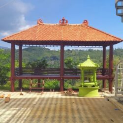 Gazebo Jati Halaman Rumah
