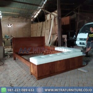 Ranjang Minimalis Kayu Solid