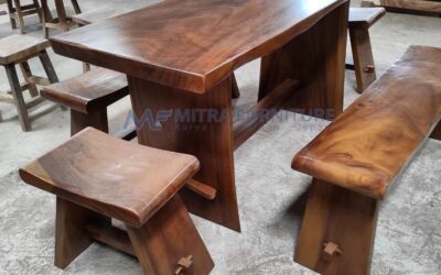 Meja Trembesi Dengan Finishing Warna Natural