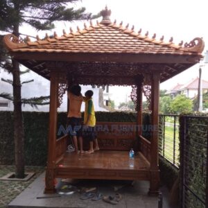 Gazebo Kayu Outdoor Dengan Lantai Batu Alam