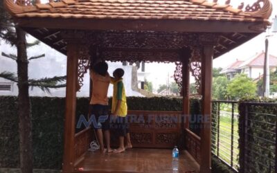 Gazebo Kayu Outdoor Dengan Lantai Batu Alam