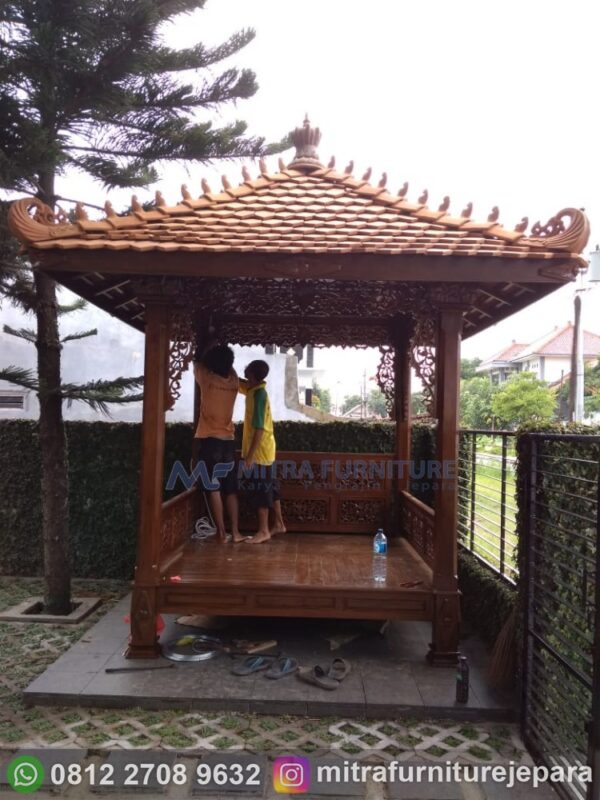 Gazebo Kayu Outdoor Dengan Lantai Batu Alam