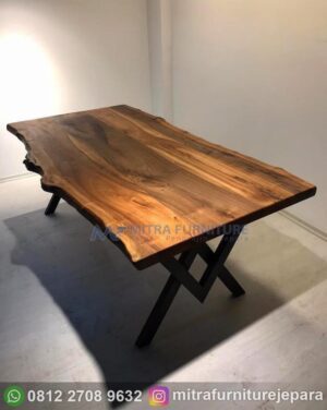 Meja Kayu Trembesi Dengan Desain Unik