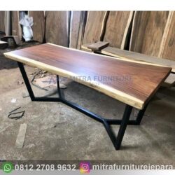 Meja Kayu Trembesi Kaki Besi Industrial
